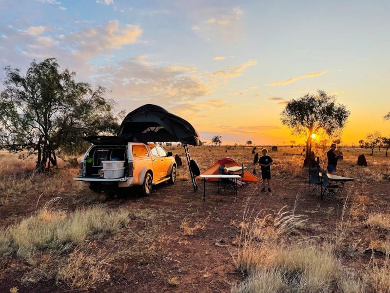 Camping-4x4 au coucher du soleil